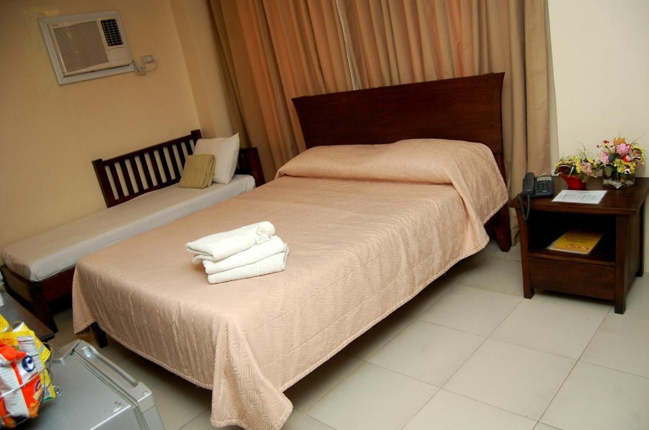 Isabel Suites Laoag Oda fotoğraf